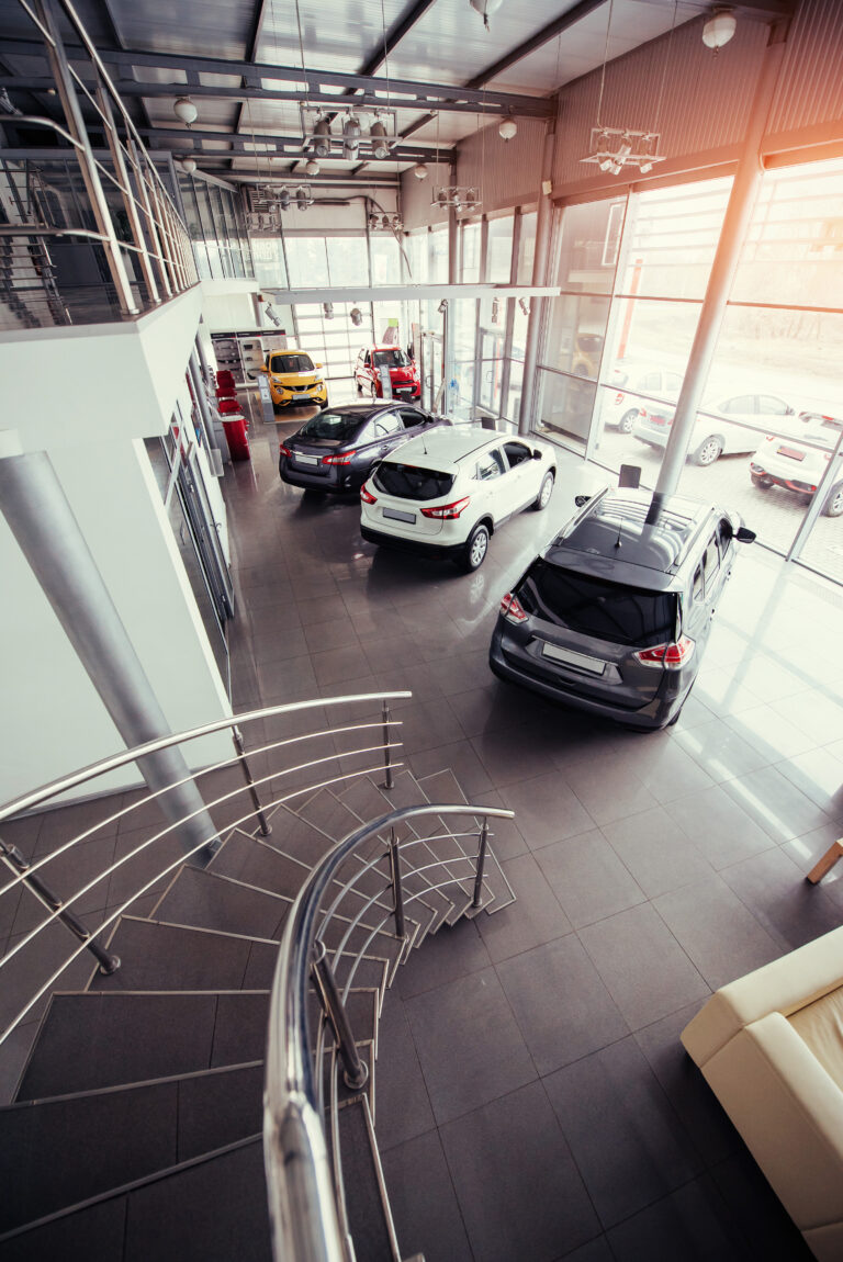 coches en el showroom de la exposicion Blog